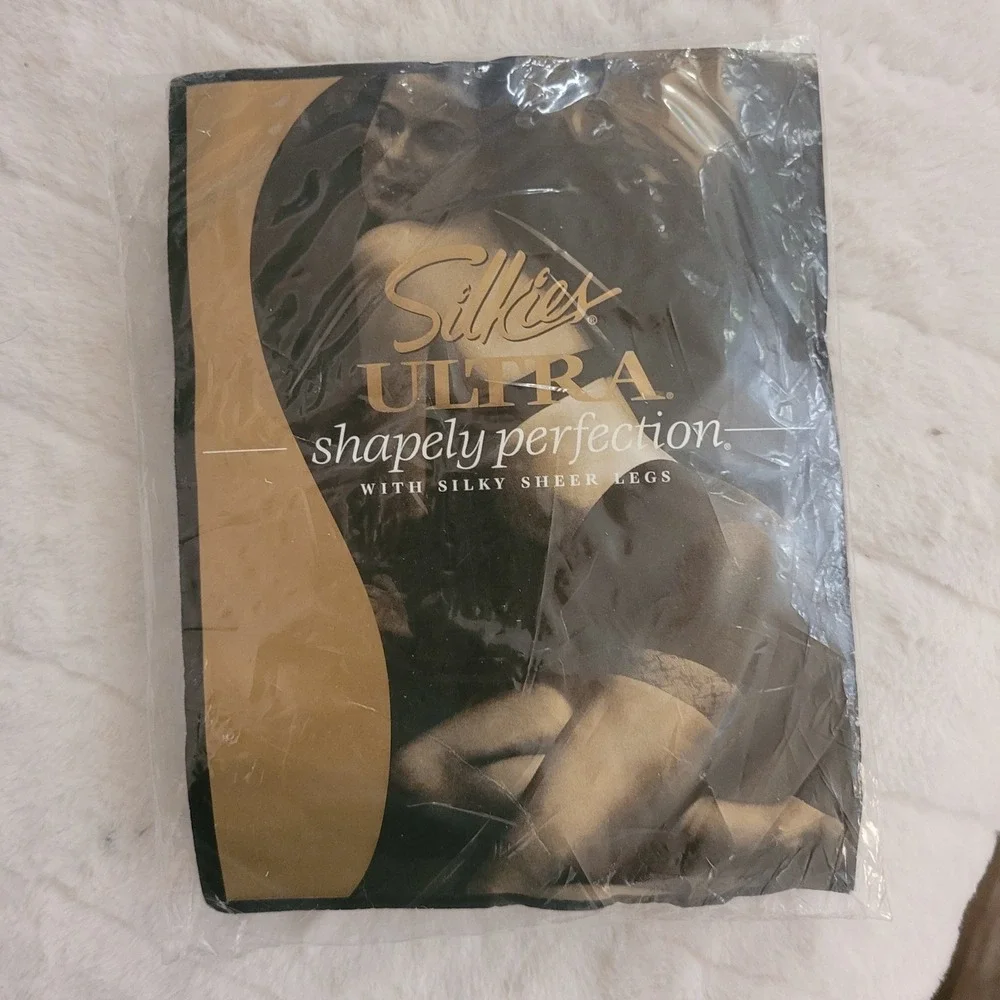 Silkies Ultra Shapely Perfection Sheer Control Top Hosiery Misty Grey Medium NWT